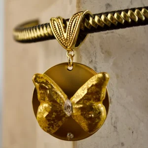 Choker Couro Preto e Dourado com Pingente de Borboleta