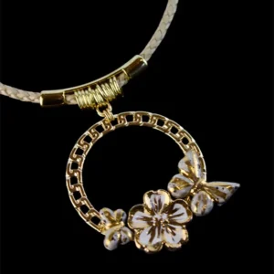 Colar Flores e Borboletas – Estilo Natural e Elegância Delicada