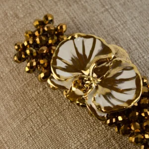 Pulseira Orquídea com Bronze – Elegância Natural e Toque Dourado