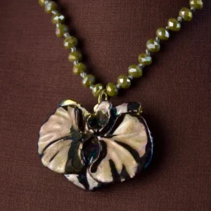 Colar de Cristais com Pingente Orquídea