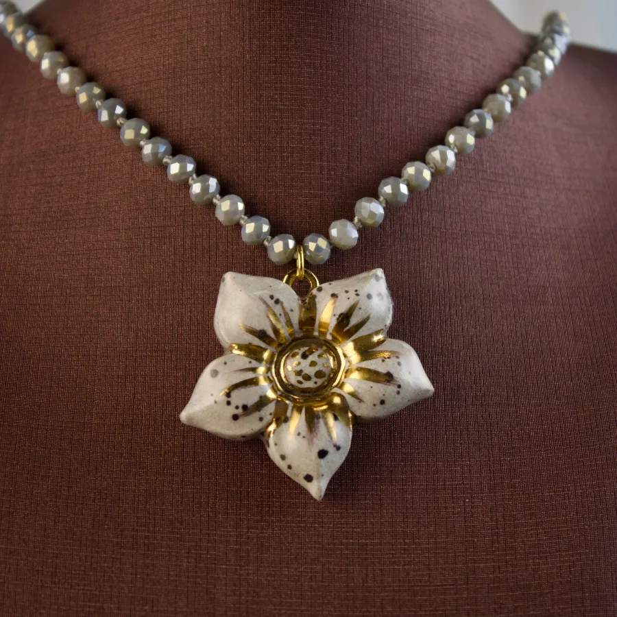 Colar de Cristais com Pingente de Flor