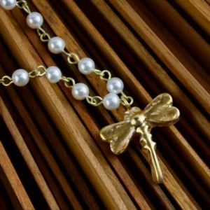 Colar de Pérolas com Libélula de Porcelana