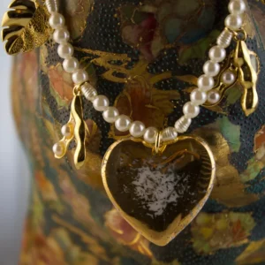 Colar de Pérolas com Medalha de Coração com Detalhes em Ouro