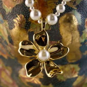 Colar de Pérolas com Pingente de Flor