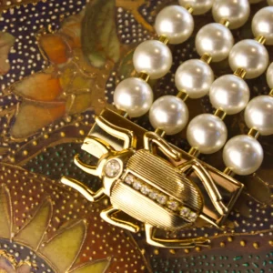 Pulseira de Pérolas com Fecho Escaravelo